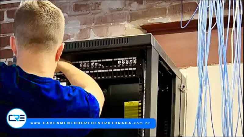 instalando rack cabeamento de rede estruturada