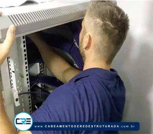 montagem instalação de rack para cabeamento de rede estruturada