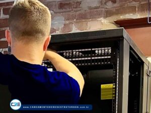 montagem de rack para cabeamento de rede estruturado