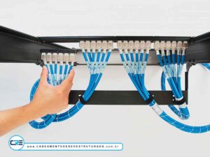 instalação de cabeamento de rede no patch panel rj45